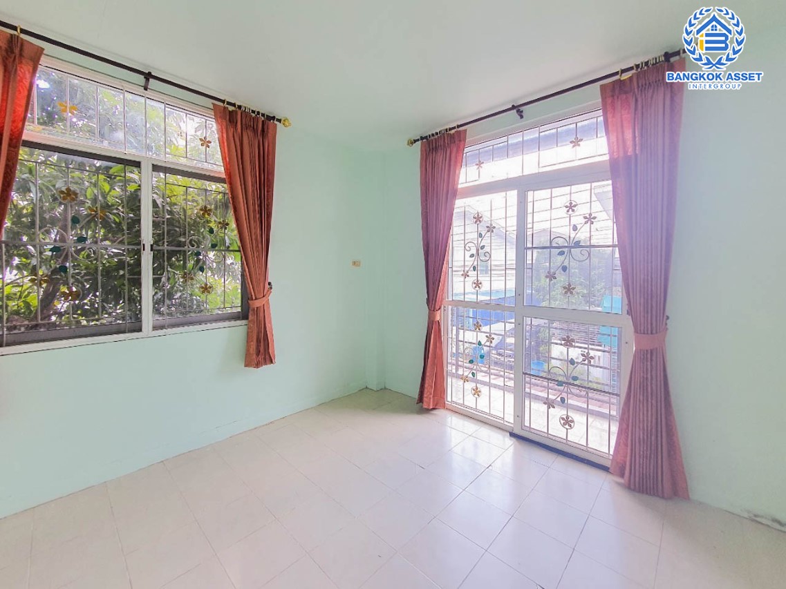 ทาวน์เฮ้าส์มือสองปทุมธานี ม.ไทยสมบูรณ์3 เลียบคลองสาม #หลังมุม เนื้อที่มากเกือบ 29 ตร.ว. ฟังก์ชัน 3 ห้องนอน 2 ห้องน้ำ 1 ที่จอดรถ แถมฟรี! 2 เครื่องปรับอากาศ บนทำเลดี เข้า-ออกได้ 2 ทาง ได้แก่ ถนนคลองหลวง และถนนรังสิต-นครนายก